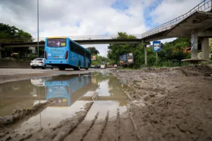 Imagem ilustrativa da imagem Lamaçal em ponto de ônibus muda rotina em SG: 'Trabalhador sofre'