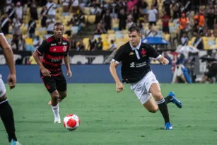 Imagem ilustrativa da imagem Léo Jardim pega pênalti no fim, e Flamengo e Vasco empatam