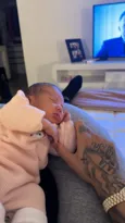 Imagem ilustrativa da imagem Lesionado, Neymar publica foto com a filha recém-nascida