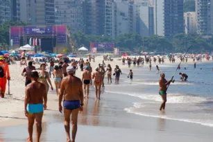 Imagem ilustrativa da imagem Liberada! Banhistas espantam calor mergulhando na Praia de Icaraí