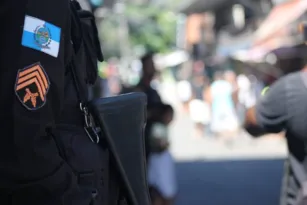 Imagem ilustrativa da imagem Líder comunitário é morto a tiros ao sair de restaurante no Rio