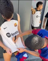 Imagem ilustrativa da imagem Luva de Pedreiro assina camisa de jogador do Barcelona