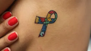 Imagem ilustrativa da imagem Mães vão ganhar tatuagem gratuita com o símbolo do autismo
