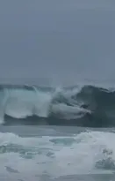 Imagem ilustrativa da imagem Mar amanhece de ressaca e atrai surfistas em Itacoatiara; vídeo