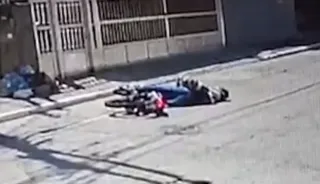 Imagem ilustrativa da imagem Menor passa mal e cai de moto após cometer assalto; veja vídeo