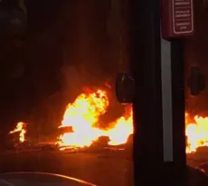 Imagem ilustrativa da imagem Moradores de NIterói voltam a protestar por falta de luz; vídeo