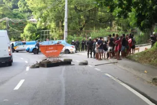 Imagem ilustrativa da imagem Moradores de comunidade em Niterói protestam por falta de luz