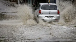 Imagem ilustrativa da imagem Moradores reclamam de rua que vira mar em dias de chuva em Niterói