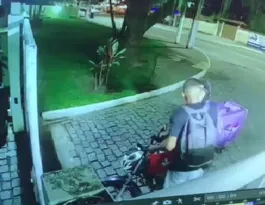 Imagem ilustrativa da imagem Motoboy tem moto levada em frente a prédio em Maricá; vídeo