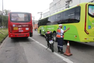 Imagem ilustrativa da imagem Motociclista fica ferido após bater em ônibus no Centro de Niterói