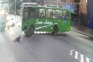 Imagem ilustrativa da imagem Motociclista morre após ser arrastado por ônibus; veja vídeo