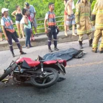 Imagem ilustrativa da imagem Motoqueiro morre após colidir de frente com ônibus em Niterói