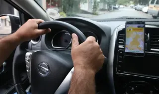 Imagem ilustrativa da imagem Motorista de app pede ‘resgate’ por celular esquecido no carro