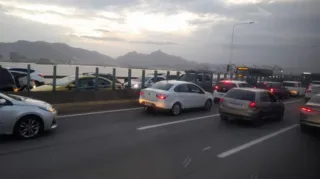 Imagem ilustrativa da imagem Motorista fica ferida durante batida entre carros na Ponte