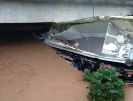 Imagem ilustrativa da imagem Motorista morre após caminhão capotar e cair em córrego