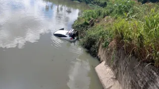 Imagem ilustrativa da imagem Motorista tenta fugir após ordem de parada e tomba carro em rio