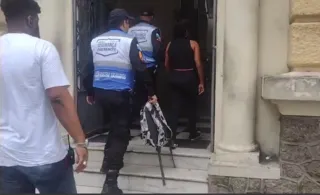 Imagem ilustrativa da imagem Mulher é presa por chamar segurança de 'macaco' em Niterói; vídeo