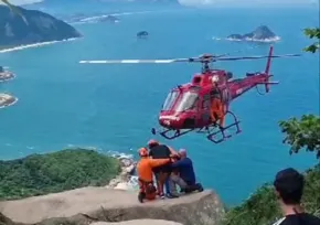 Imagem ilustrativa da imagem Mulher fratura a perna e é resgatada de helicóptero no Rio; vídeo