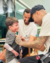 Imagem ilustrativa da imagem Neymar faz surpresa e conhece menino Gui; veja vídeo