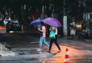 Imagem ilustrativa da imagem Niterói entra em estágio de atenção para chuva forte
