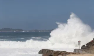 Imagem ilustrativa da imagem Ondas no mar do Rio podem chegar a 2,5 m de altura, diz Marinha