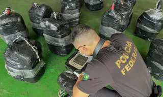 Imagem ilustrativa da imagem PF e PRF apreendem 1,5 tonelada de cocaína a bordo de navio