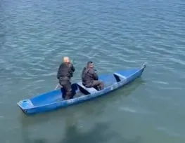 Imagem ilustrativa da imagem PMs usam barco a remo para prender dupla em lagoa; vídeo