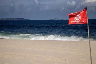 Imagem ilustrativa da imagem Parapente cai na Praia de Itaipuaçu e deixa piloto em estado grave