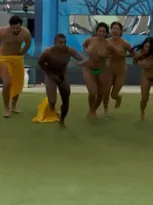 Imagem ilustrativa da imagem Participantes pulam sem roupa na piscina da casa do BBB; veja vídeo