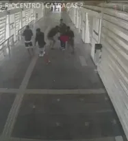 Imagem ilustrativa da imagem Passageiro é atacado e esfaqueado por grupo de oito jovens no BRT