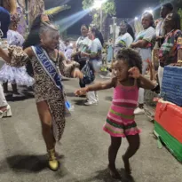 Imagem ilustrativa da imagem Passista baby da Mangueira estreia na Sapucaí; veja vídeo