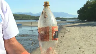 Imagem ilustrativa da imagem Pescadores de SG encontram garrafa da Copa de 1998 na Baía