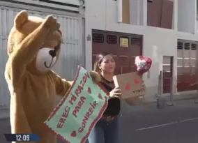 Imagem ilustrativa da imagem Policial se disfarça de urso e prende acusadas de tráfico de drogas