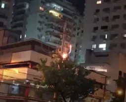 Imagem ilustrativa da imagem Poste pega fogo e assusta na Zona Sul de Niterói; vídeo