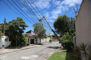 Imagem ilustrativa da imagem Poste prestes a cair assusta moradores em bairro de Niterói