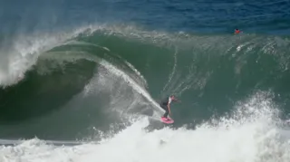 Imagem ilustrativa da imagem Praia de Niterói disputa título de maiores ondas do Brasil