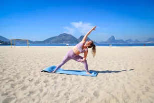 Imagem ilustrativa da imagem Professora de Niterói é preferida das famosas para aulas de ioga