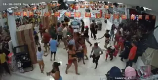 Imagem ilustrativa da imagem Promoção de Black Friday causa tumulto e deixa 40 feridos; vídeo