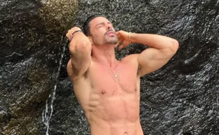 Imagem ilustrativa da imagem Que calor! Cauã Reymond tira o fôlego posando de sunga; confira