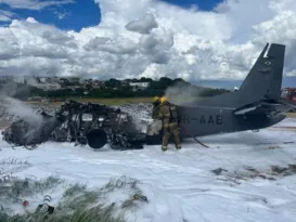 Imagem ilustrativa da imagem Queda de avião deixa mortos carbonizados em aeroporto de MG