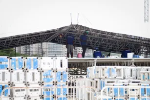 Imagem ilustrativa da imagem Réveillon em Niterói: palco está sendo montado na Praia de Icaraí