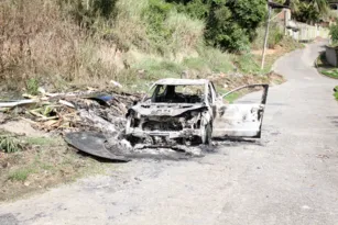 Imagem ilustrativa da imagem Sequestro de PM em Maricá: carro é incendiado por bandidos