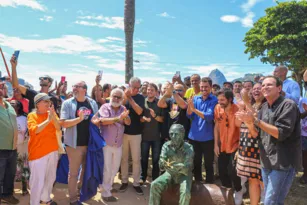 Imagem ilustrativa da imagem Sociólogo Betinho é homenageado com estátua em praia no Rio