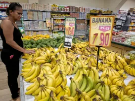 Imagem ilustrativa da imagem Tá caro pra chuchu! Preço da banana assusta os consumidores
