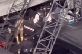 Imagem ilustrativa da imagem Taylor Swift é flagrada chegando ao palco de forma inusitada; vídeo