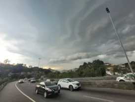 Imagem ilustrativa da imagem Tempo fechou em Niterói! Defesa Civil emite alerta de chuva