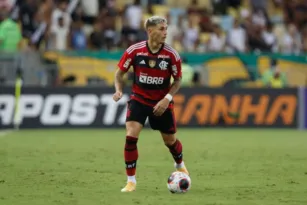 Imagem ilustrativa da imagem Varela, do Flamengo, treina e pode jogar contra o Corinthians