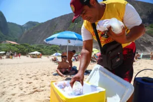 Imagem ilustrativa da imagem Vendedor retorna à praia de Niterói após apoio da população