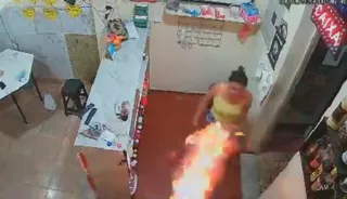 Imagem ilustrativa da imagem Vídeo chocante mostra mulher ateando fogo no marido no Rio