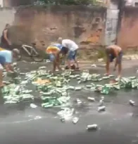 Imagem ilustrativa da imagem Vídeo com pessoas recolhendo cerveja de caminhão tombado viraliza
